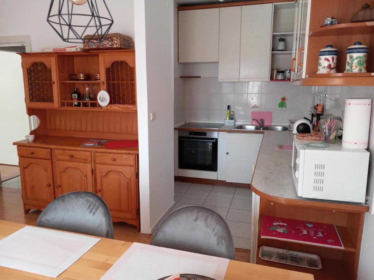 Lovely 2-Bedroom Appartment With Free Parking Dobrova Bagian luar foto